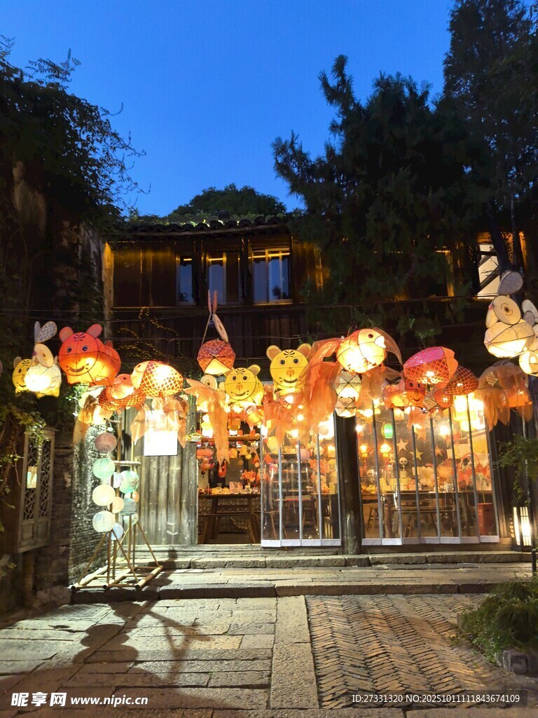 古宅夜景掛滿多彩燈籠