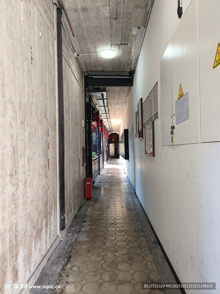 老舊走廊墻面斑駁景象