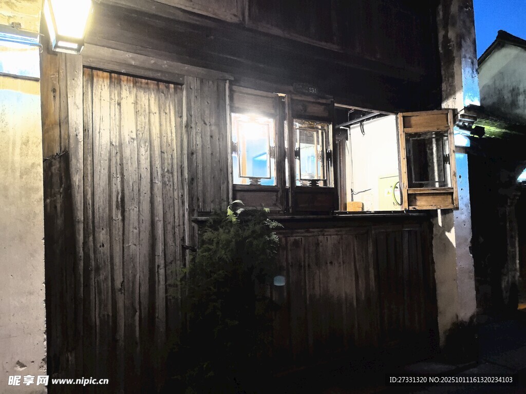 古樸木質(zhì)小屋夜景
