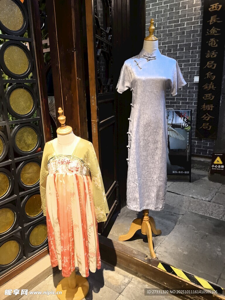 傳統(tǒng)服飾展示于室內(nèi)場景