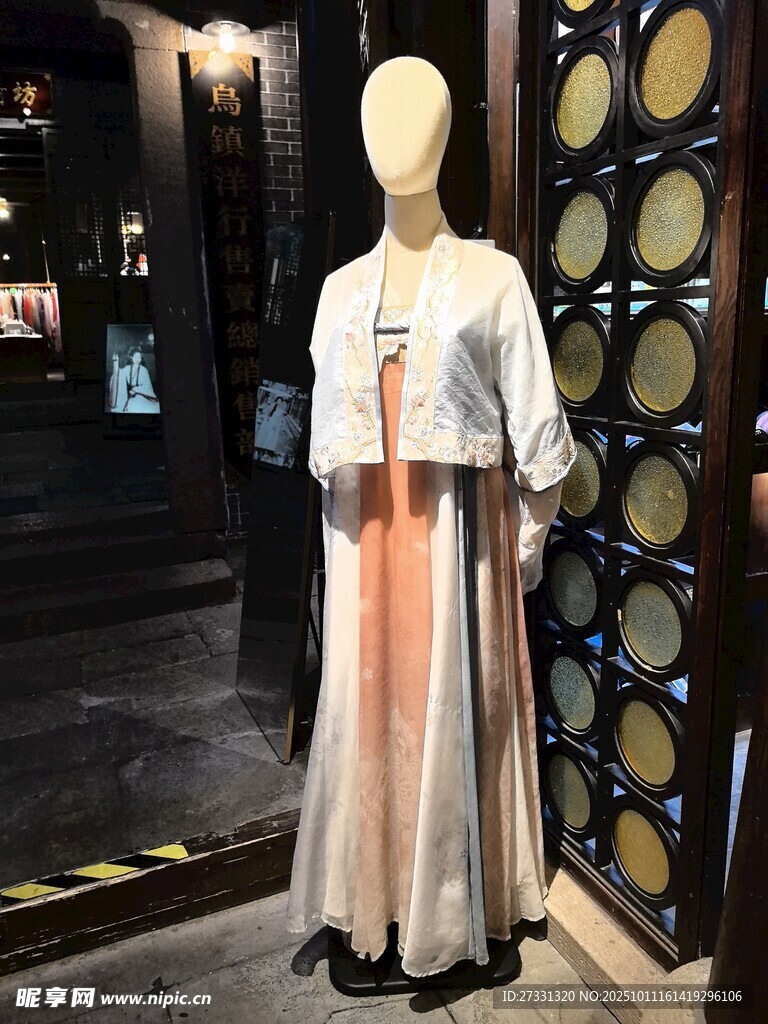 優(yōu)雅古風(fēng)長(zhǎng)裙模特展示