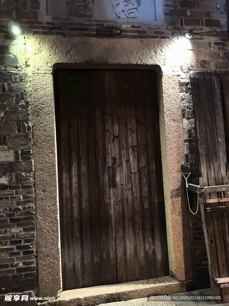 古樸石墻木門