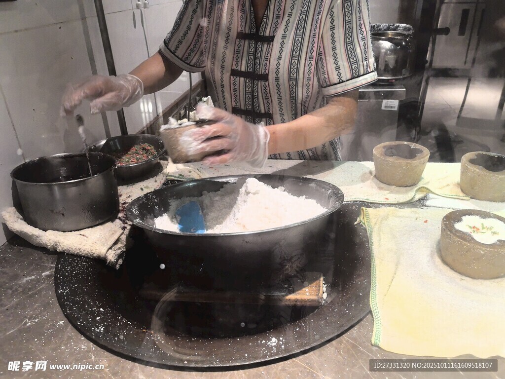 手工制作面食的場景