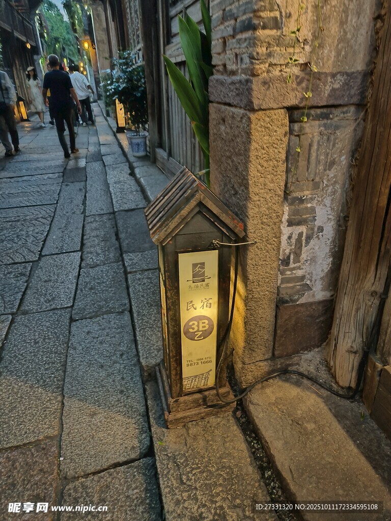 古巷中的復(fù)古照明燈具