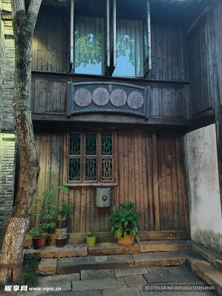 古樸木質(zhì)小屋外觀