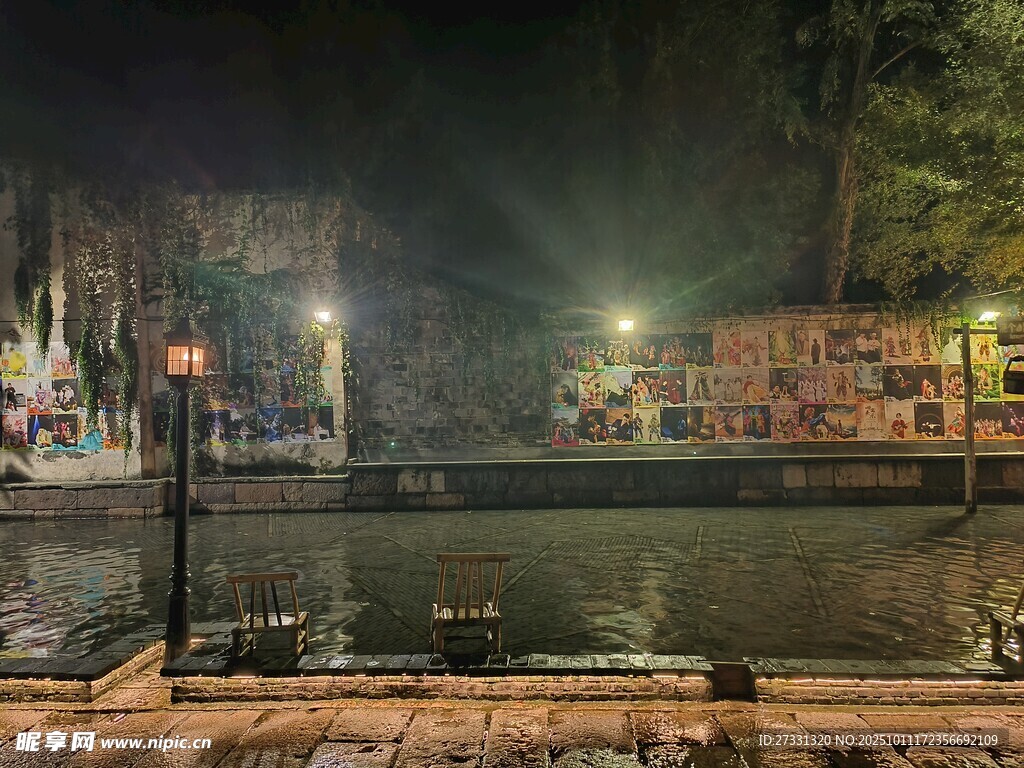 夜晚河畔燈火夜景圖