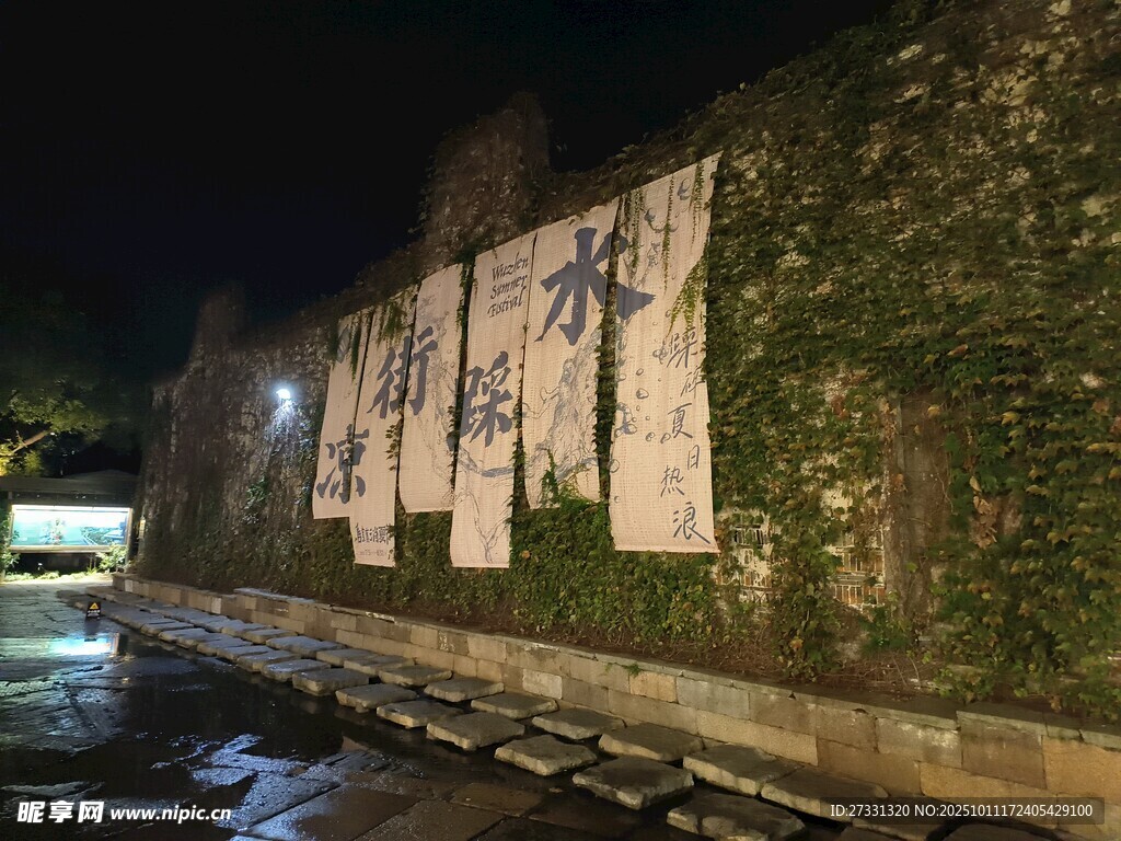 夜晚綠植墻旁的藝術(shù)展示