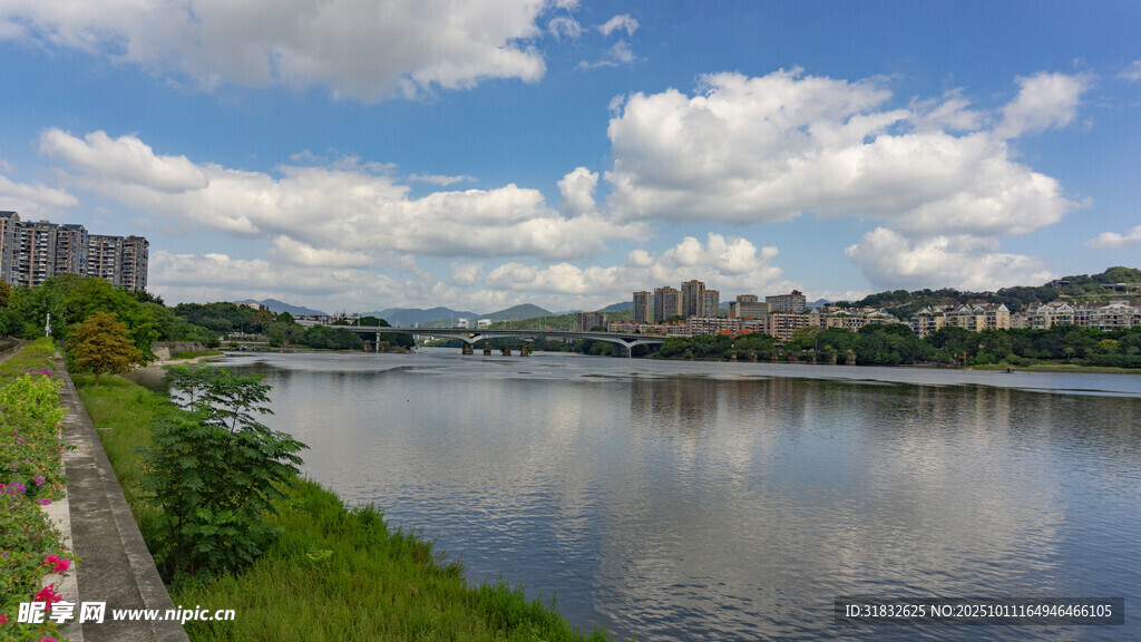 河畔城市風光 寧靜美好