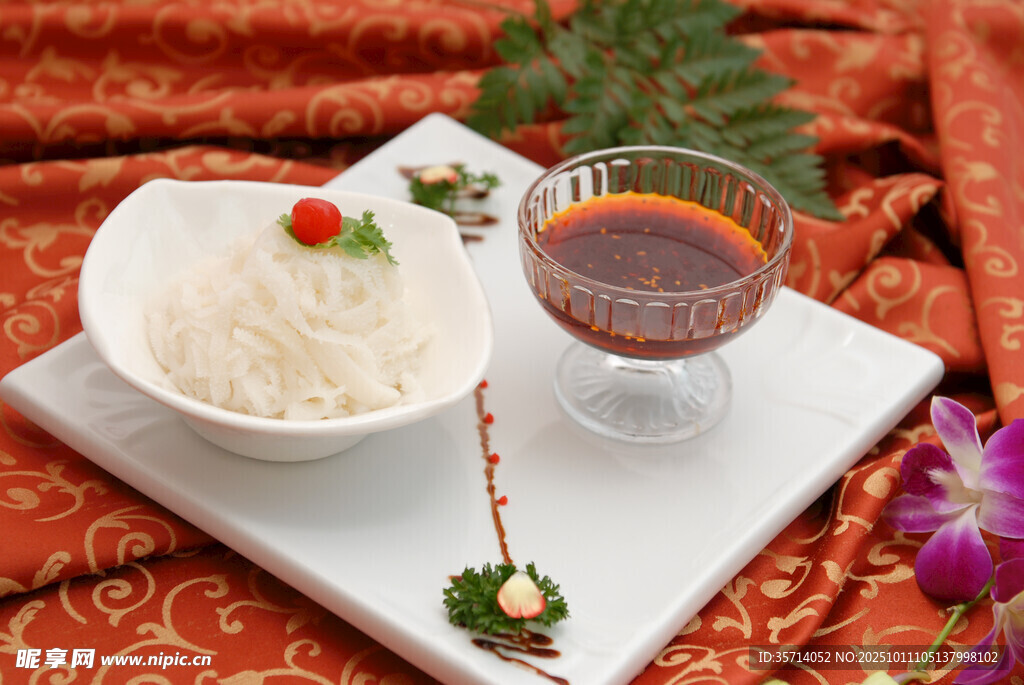 精致米飯配特色蘸醬