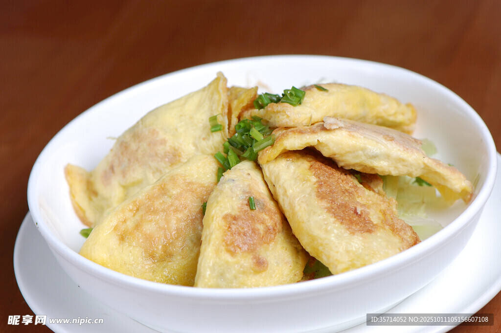 美味煎餃擺放在白色碗中