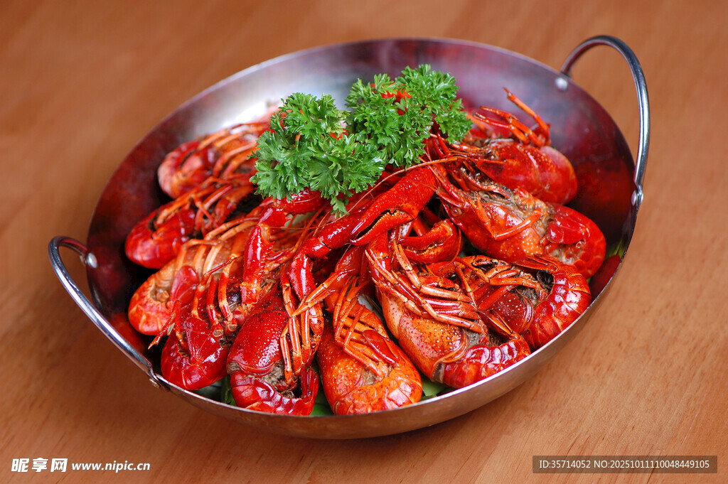 美味小龍蝦盛于鍋中