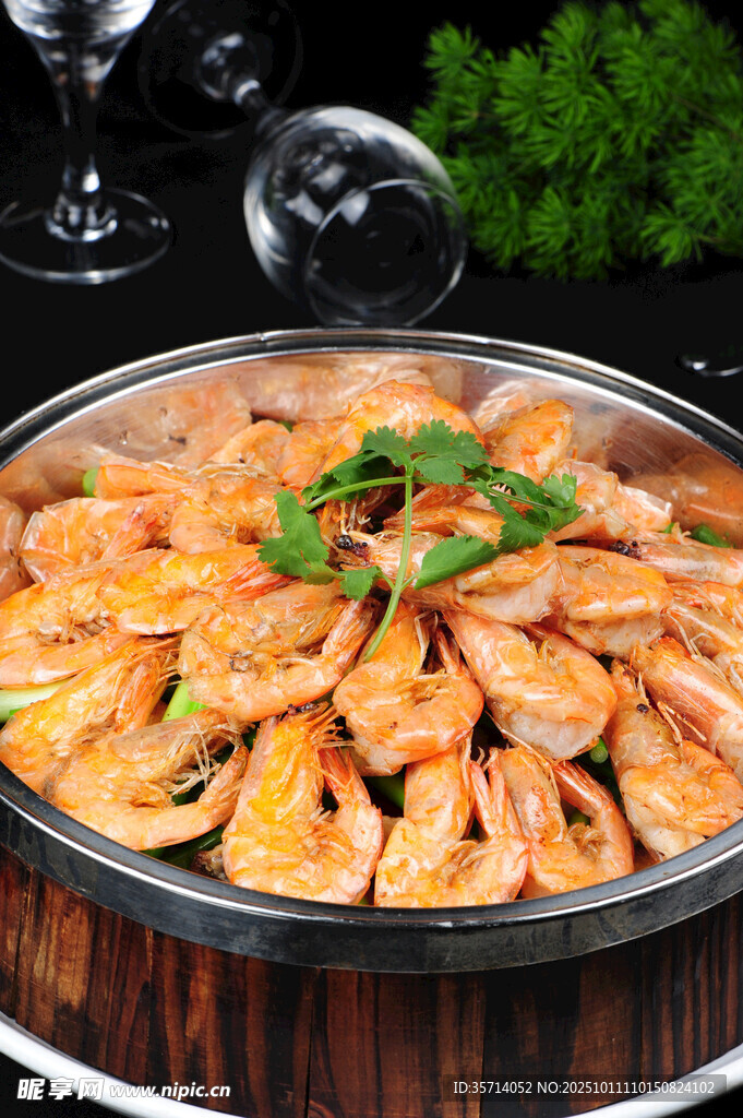 美味大蝦擺放在盤(pán)中