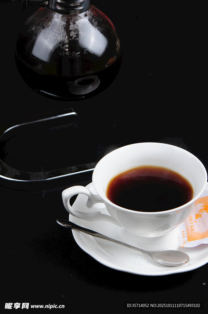 醇香黑咖啡與精致杯具