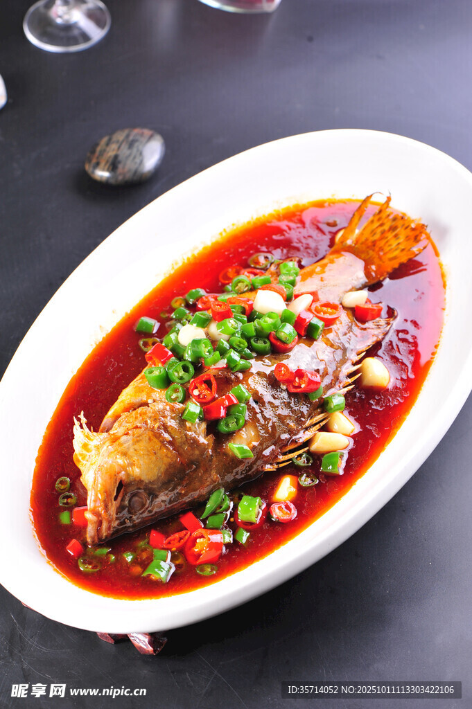 紅燒魚擺盤中的美味佳肴