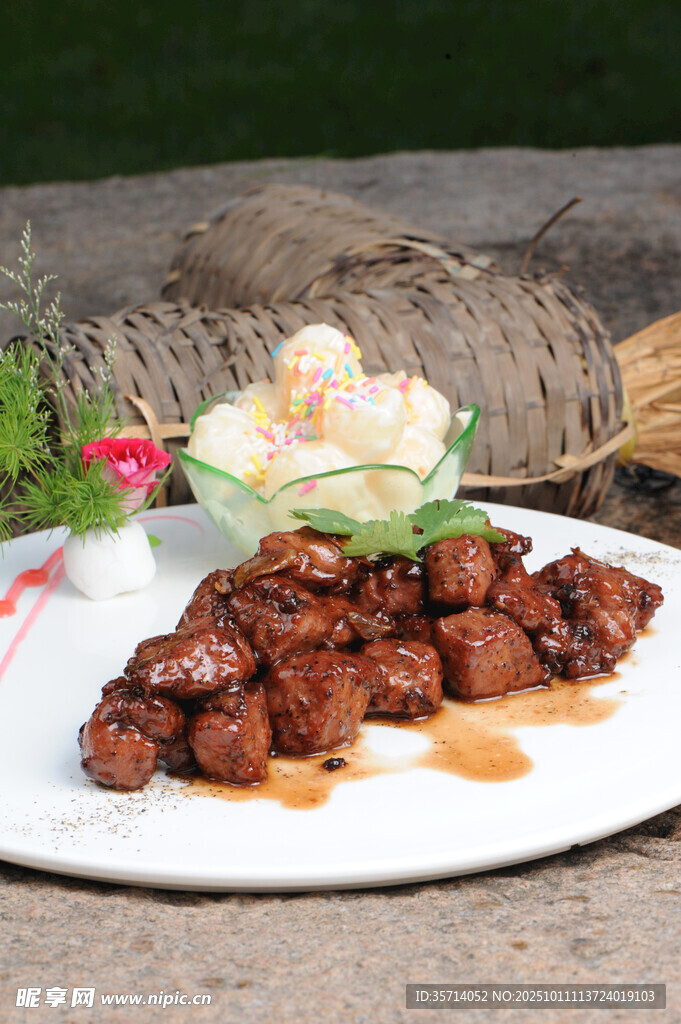 美味醬燒肉塊擺盤精致