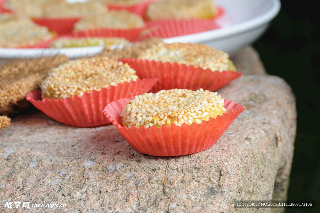 紅色紙托裝的美味小糕點