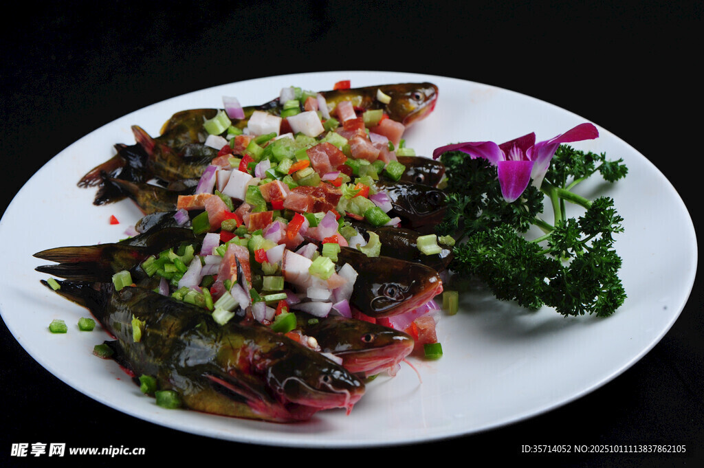 涼拌鯽魚色彩豐富超誘人