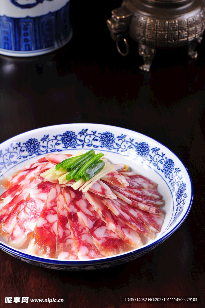 青花瓷盤(pán)盛鮮嫩牛肉片