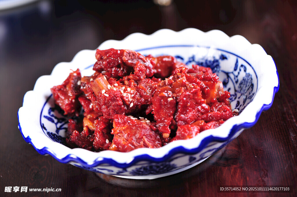 藍(lán)白瓷碗中的美味牛肉粒