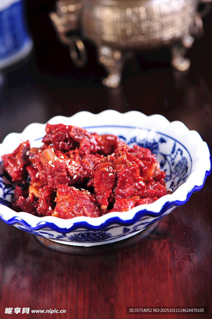 青花瓷碗中的美味干辣椒