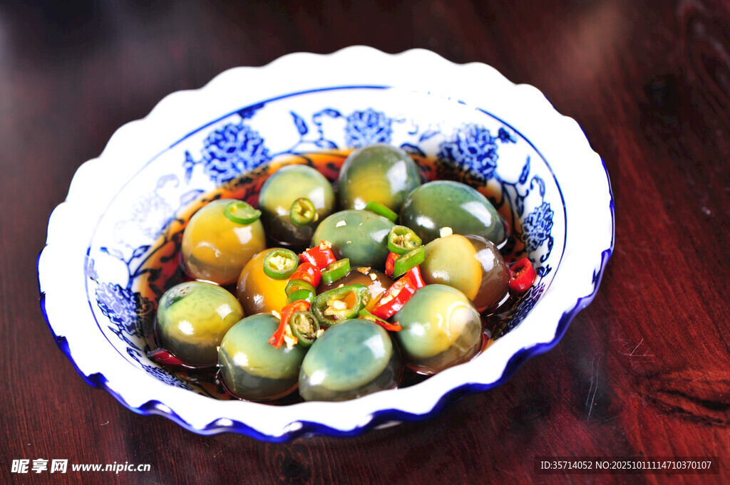 藍(lán)白瓷碗中的美味松花蛋