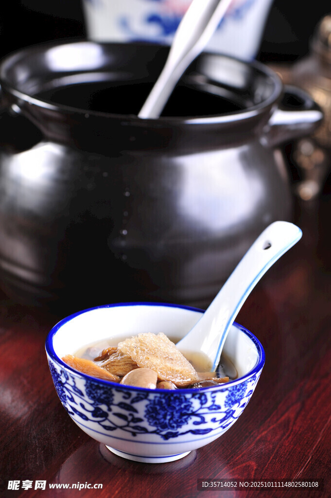 青花瓷碗中的美味湯羹