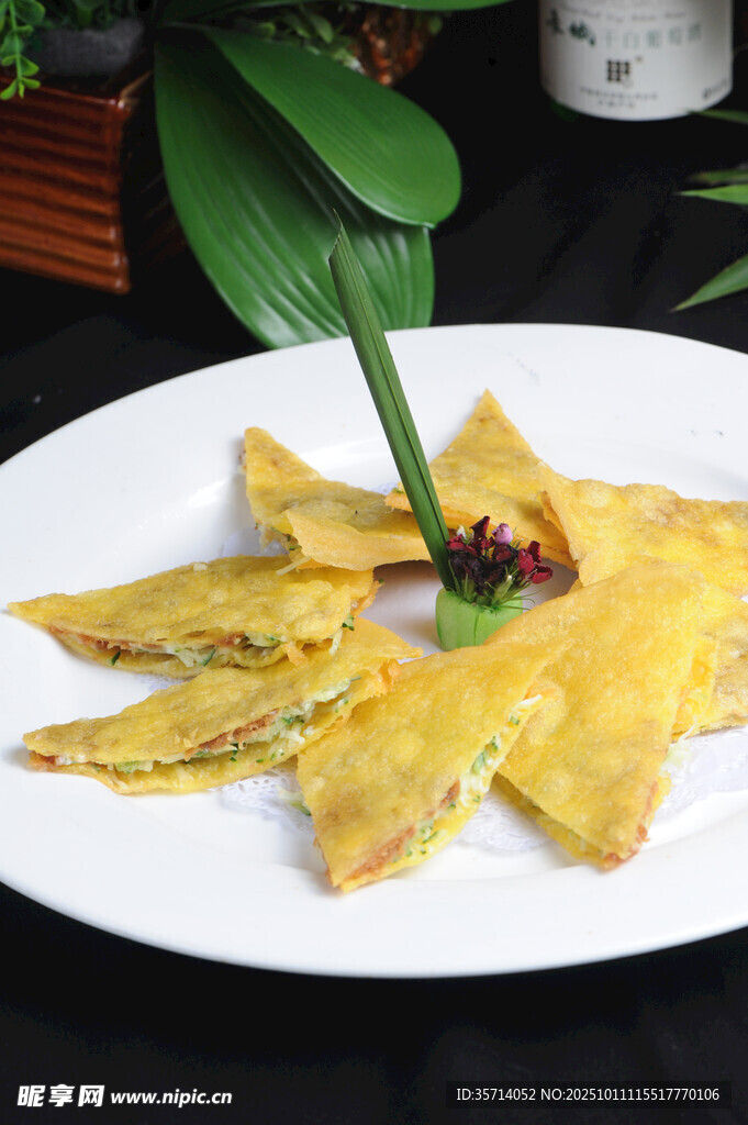 美味蛋餅擺放在白色盤中