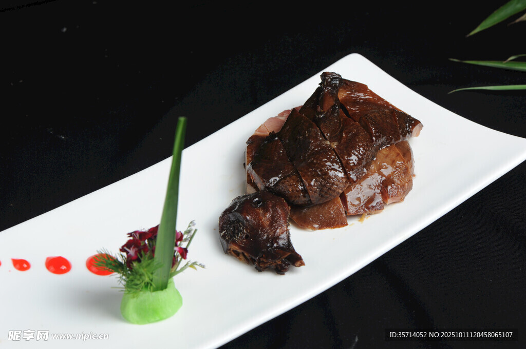 精致擺盤的美味醬汁牛排