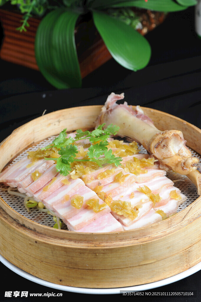 竹制蒸籠里的美味佳肴