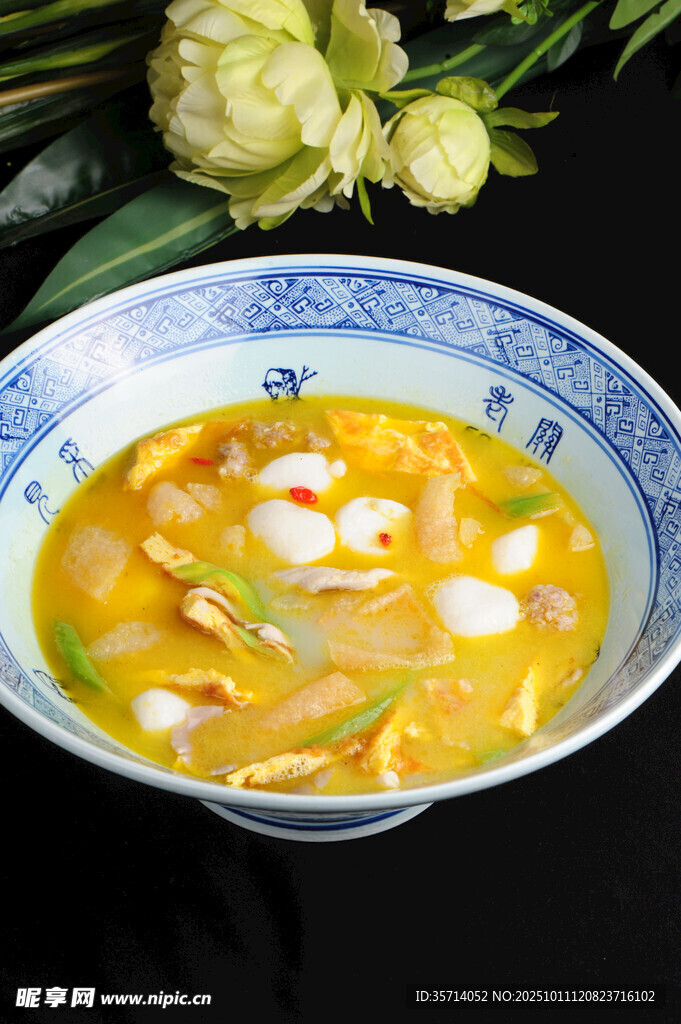 青花瓷碗盛的美味養(yǎng)生湯