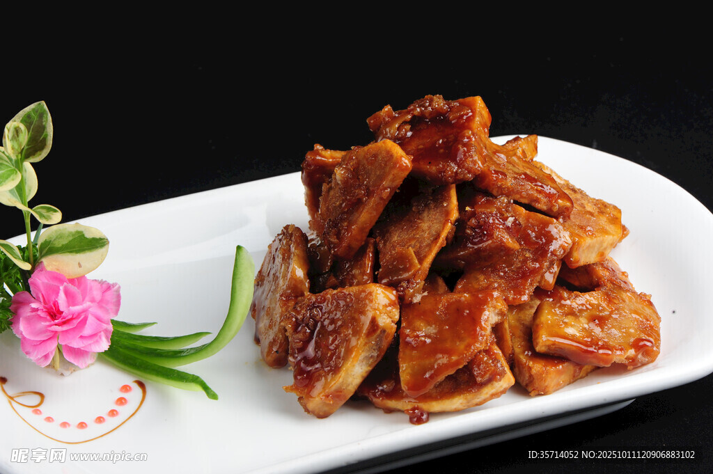 美味醬排骨擺于白盤