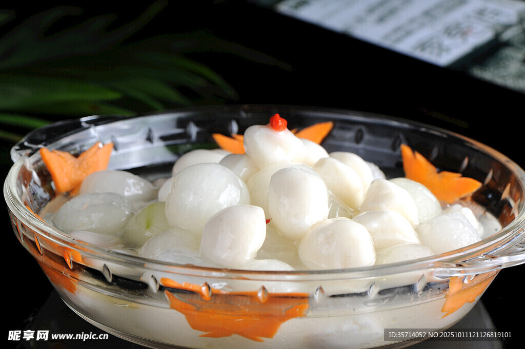 玻璃碗中的可愛白色丸子