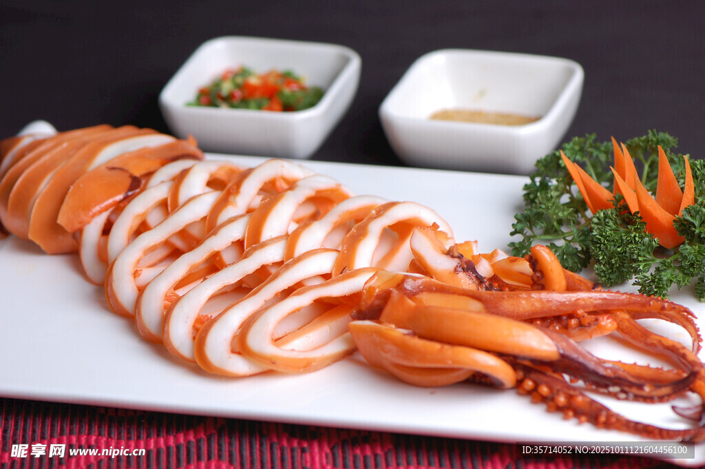 美味切片魷魚(yú)配精致小菜