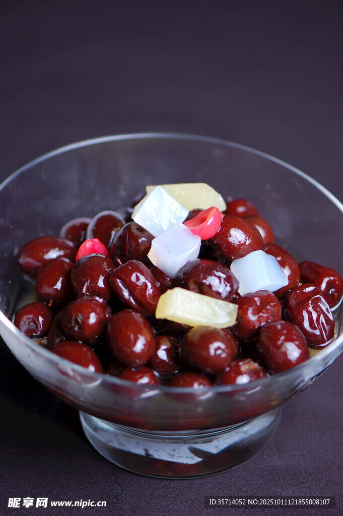 玻璃碗中的美味櫻桃
