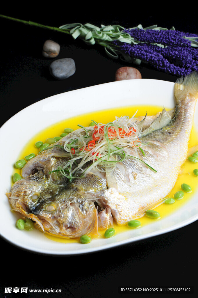 清蒸鮮魚擺盤中
