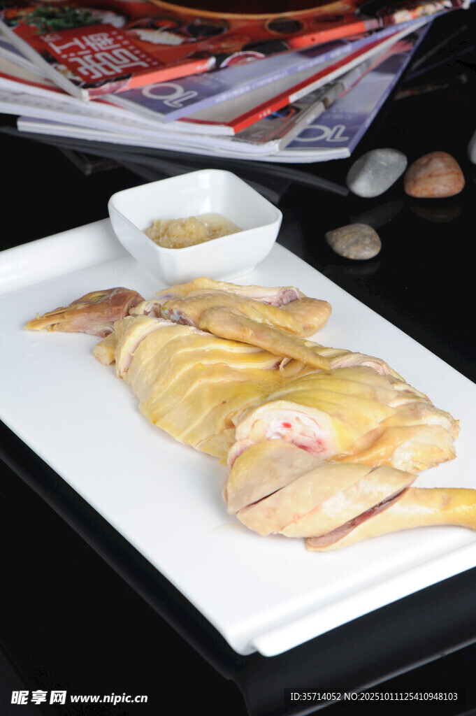 白盤(pán)上的美味切好鹽水雞