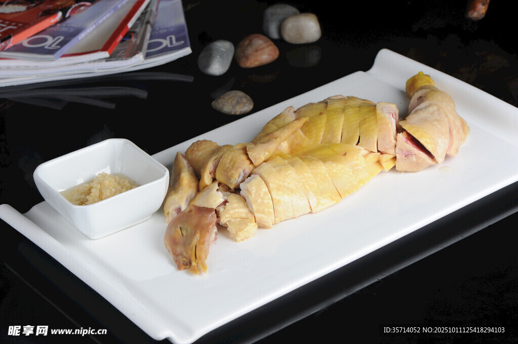 白盤上的美味白切雞
