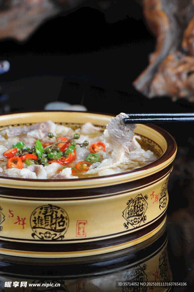 美味餛飩盛于精致瓷碗中