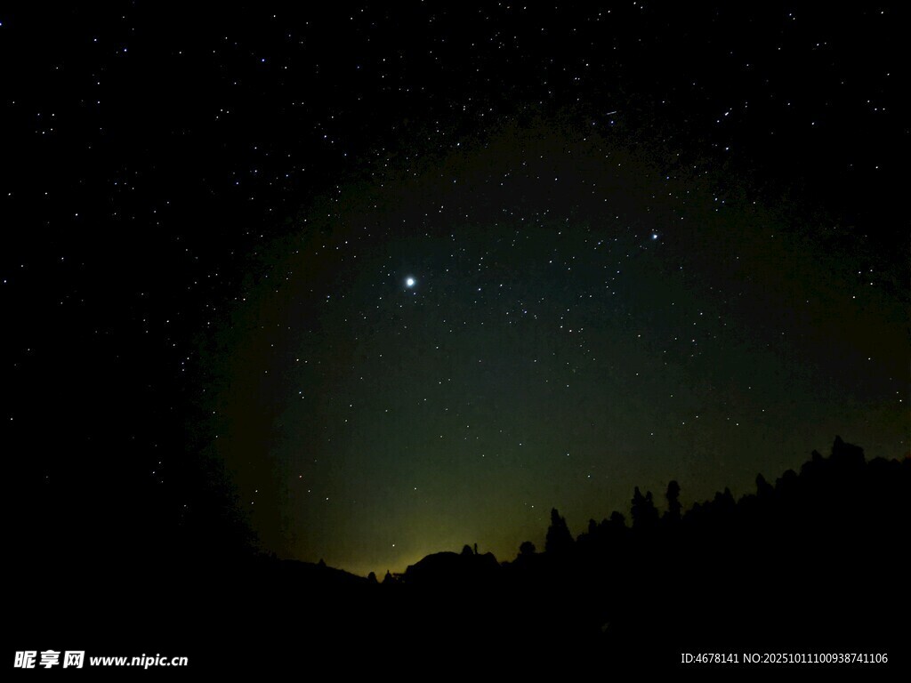 夜空中閃爍的星星與山林