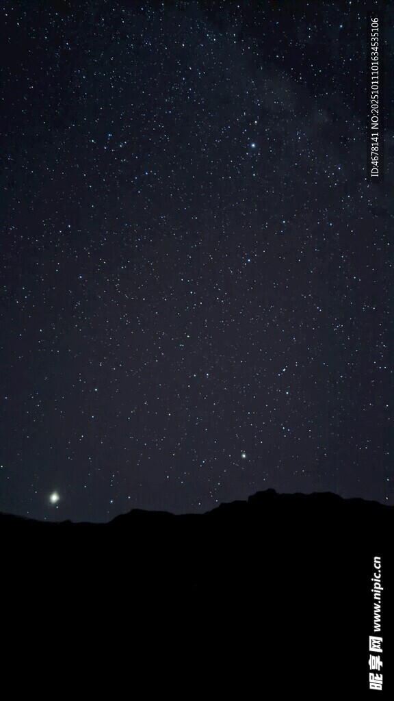 夜空下的山巒與璀璨星河