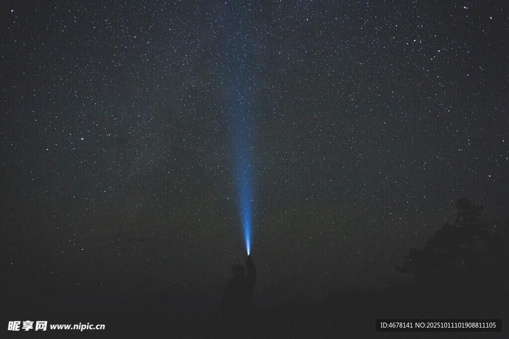 夜空中的神秘藍(lán)色光柱