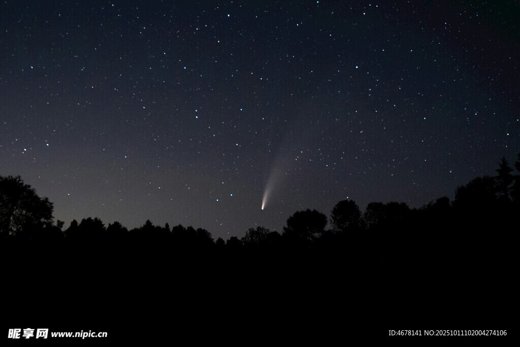 夜空中閃耀的神秘彗星
