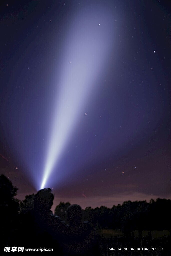 夜空中閃耀的神秘彗星