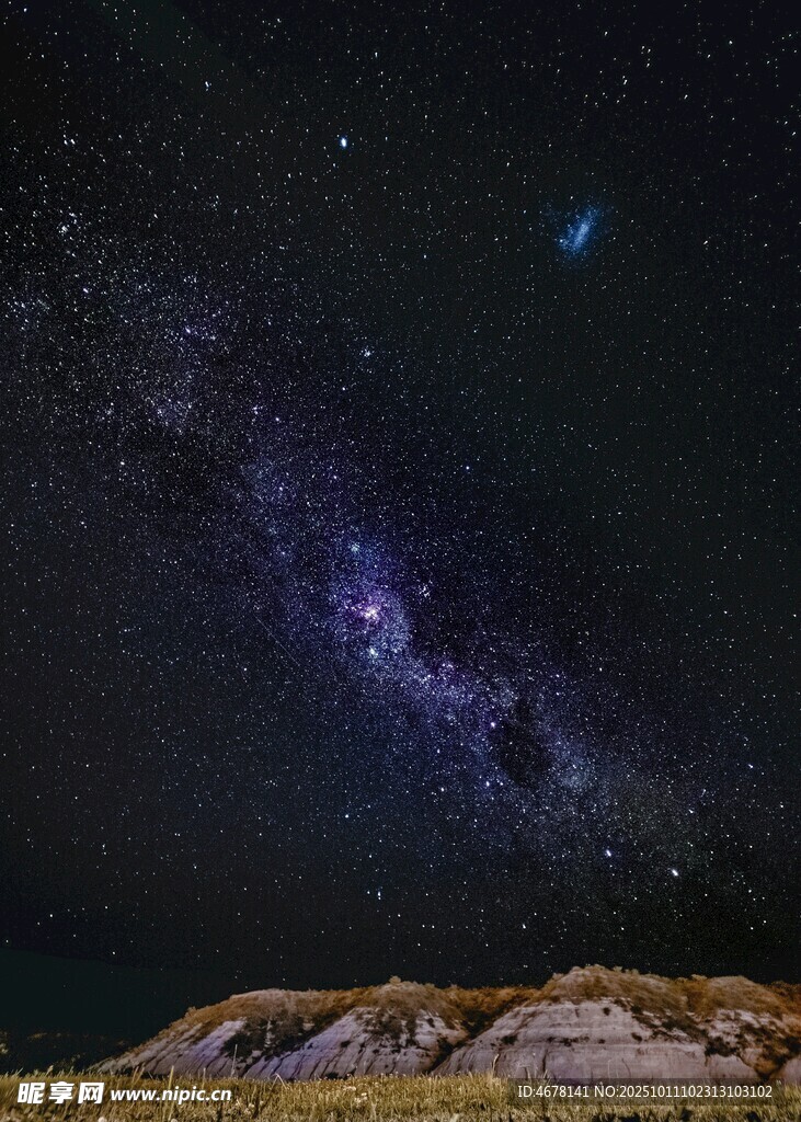 璀璨星空下的壯麗地貌