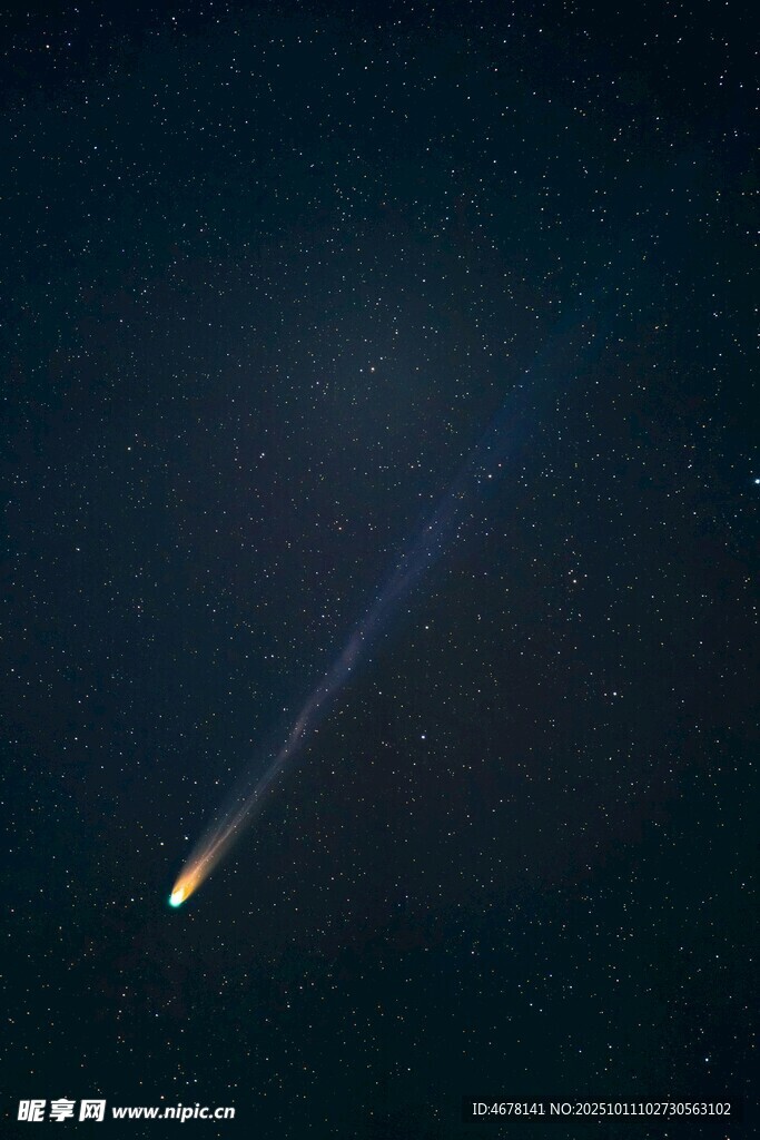夜空中劃過的明亮彗星