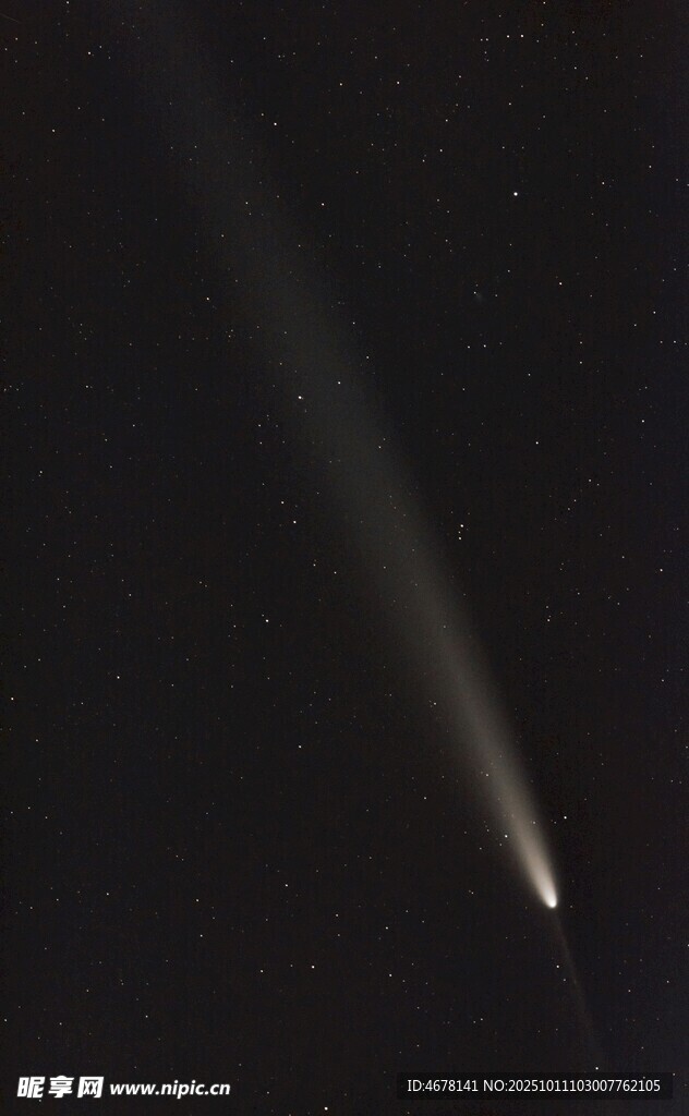 夜空中的彗星軌跡