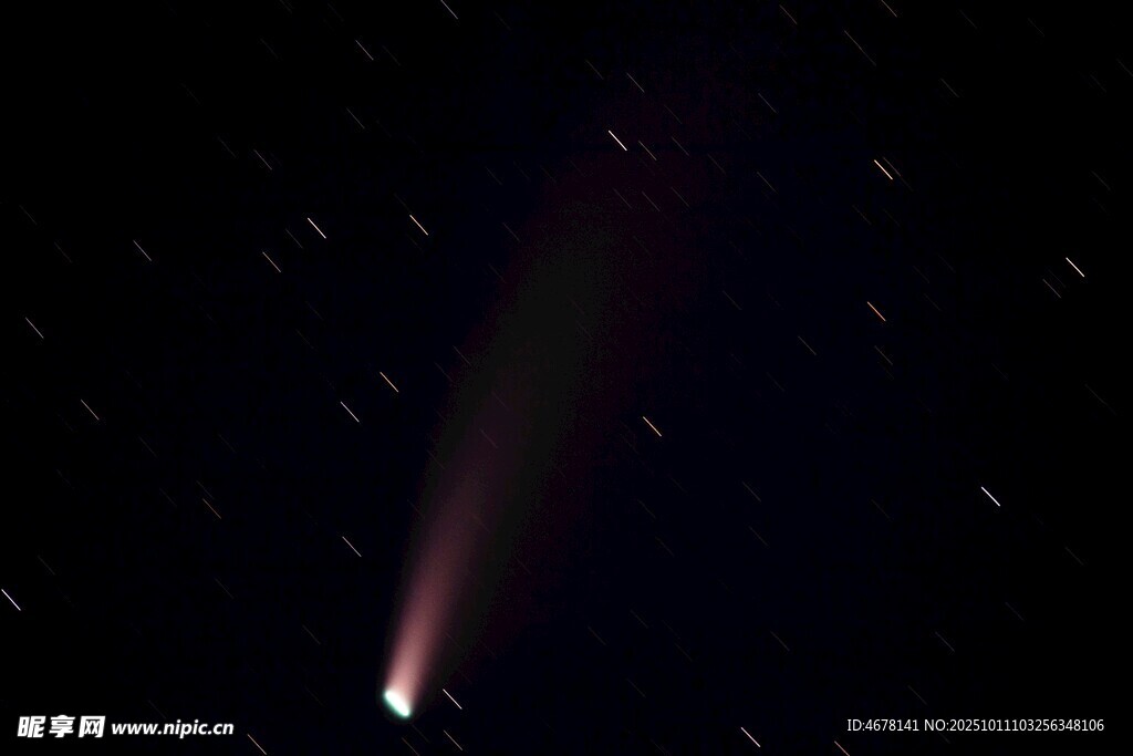 夜空中的絢麗彗星