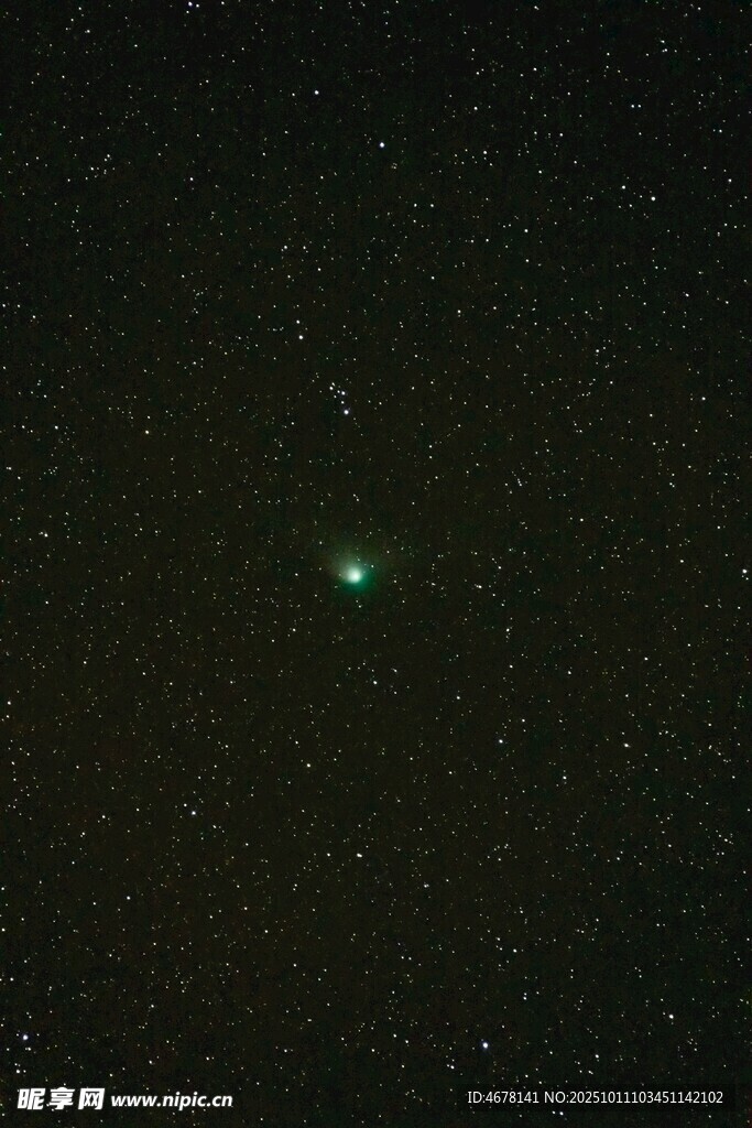 夜空中的神秘綠色光點