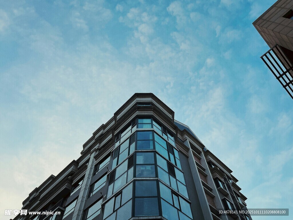 現(xiàn)代高樓與藍天美景