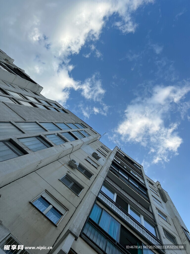 仰視高樓與藍天白云